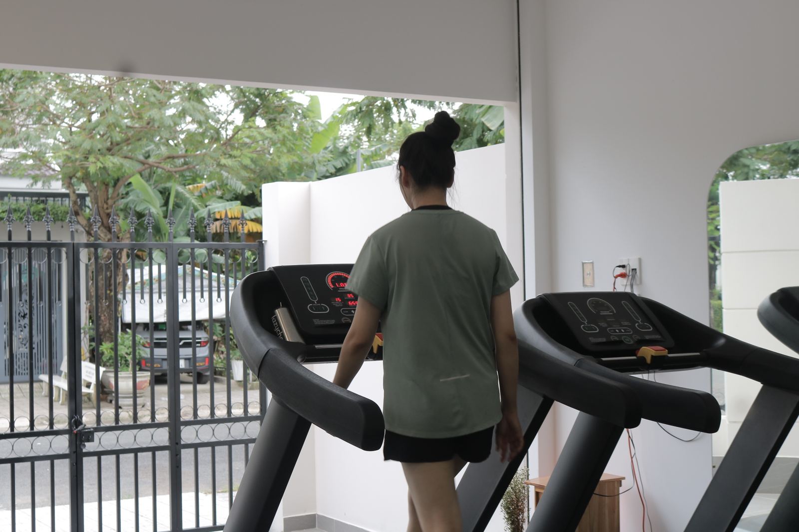 Học viên nữ khởi động trên máy chạy bộ tại HuselenFIT